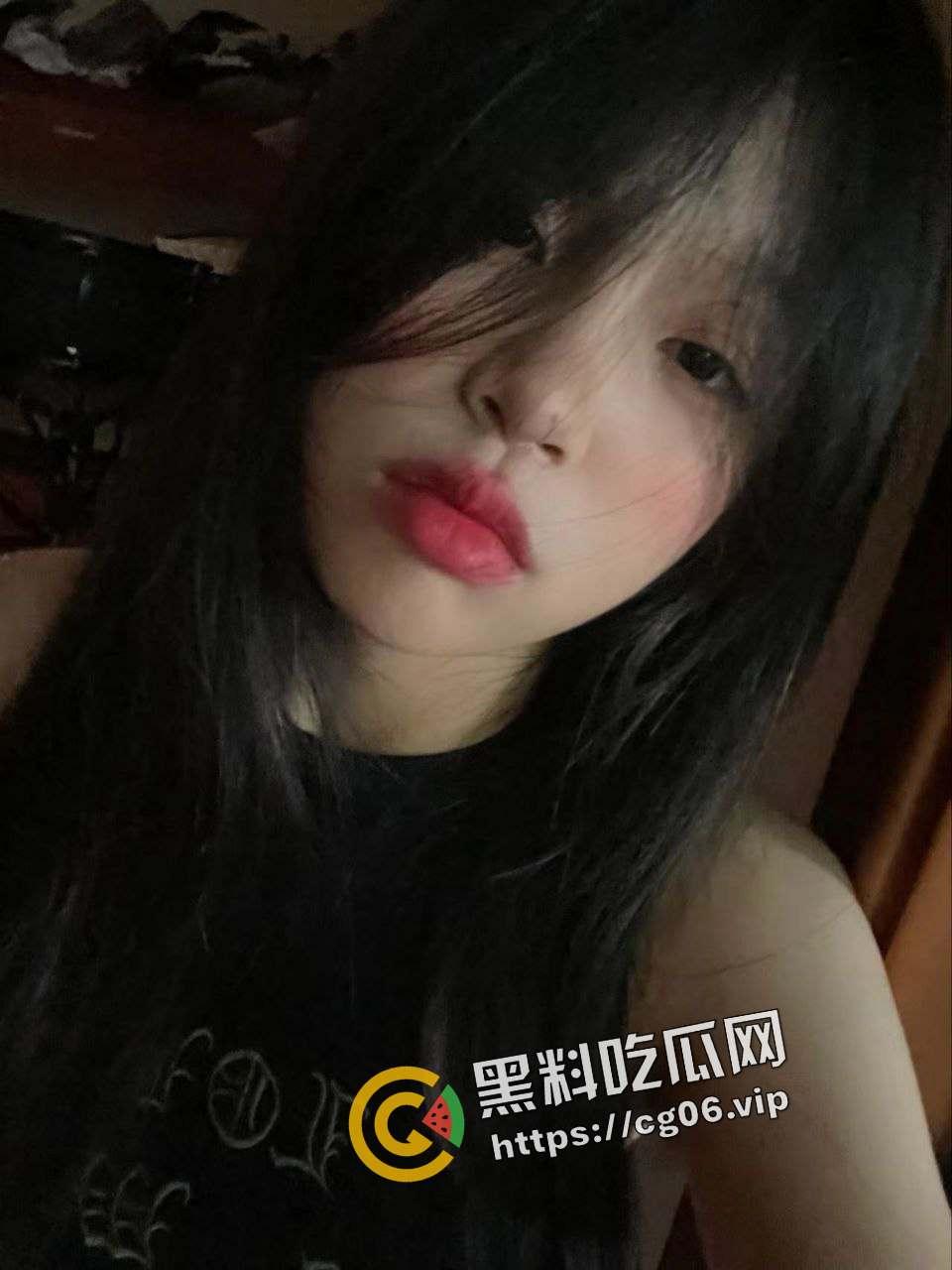 福建反差婊女高中生1v3 还高中就阅屌无数 学校天台露出一战成名 脸庞稚嫩确实巨乳母狗-2