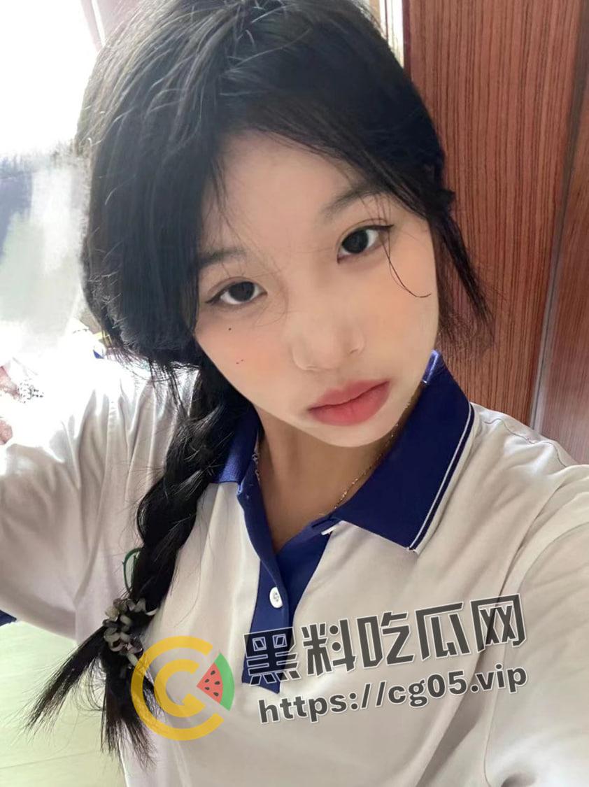 福建反差婊女高中生1v3 还高中就阅屌无数 学校天台露出一战成名 脸庞稚嫩确实巨乳母狗-8