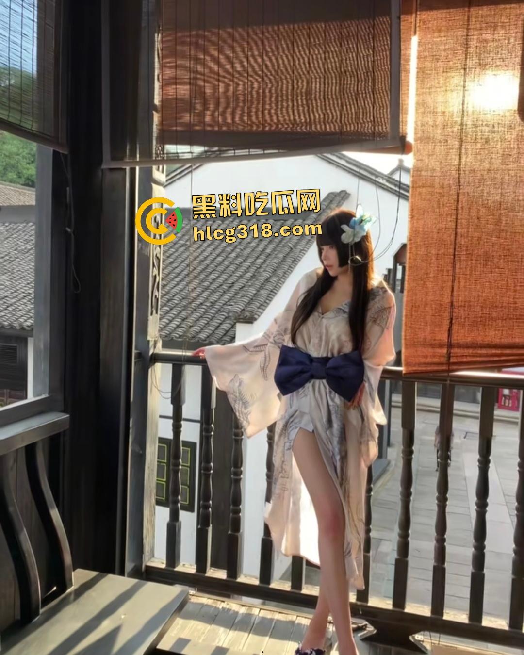 抖音【天才蕉蕉子】拍摄片场遭好大哥掌掴臀部红肿，还被强按头吞茎，这要是被粉丝知道不得心疼死？-3