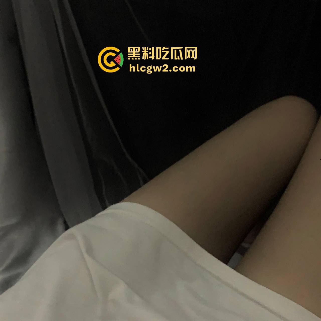 02的福利姬【露瑶】喜欢被抱起来插 水多骚得要命 被金主们玩黑逼的天生母狗圣体 高潮时还一边道歉！-4