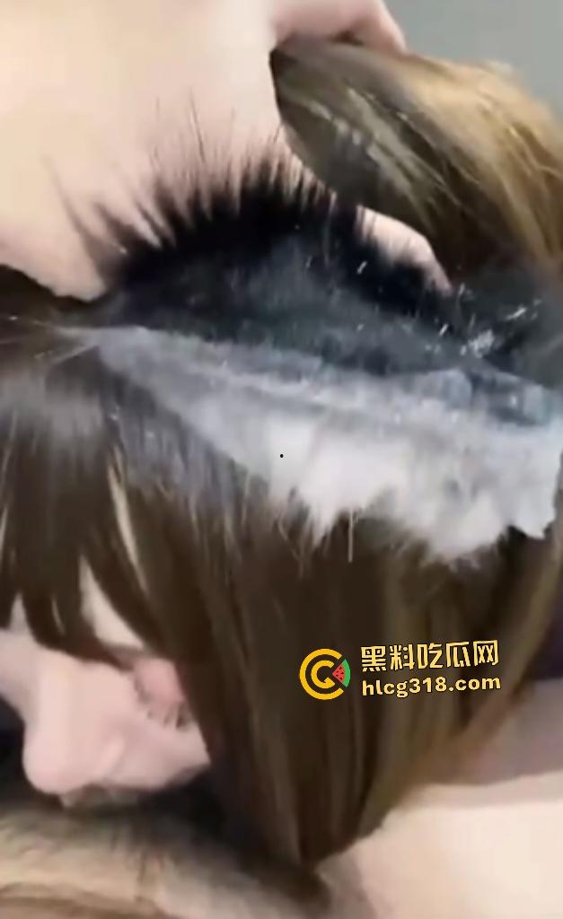 抖音【天才蕉蕉子】拍摄片场遭好大哥掌掴臀部红肿，还被强按头吞茎，这要是被粉丝知道不得心疼死？-8