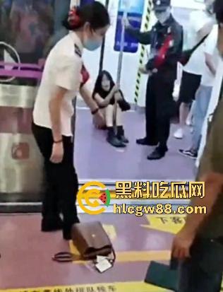 光天化日扒光女子衣服 涉事保安获嘉奖无数！陕西西安地铁事件再度发酵 女老师丢了尊严丢了工作！-11