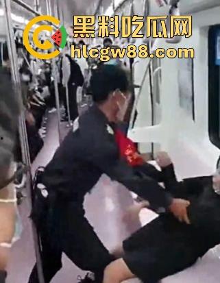 光天化日扒光女子衣服 涉事保安获嘉奖无数！陕西西安地铁事件再度发酵 女老师丢了尊严丢了工作！-13