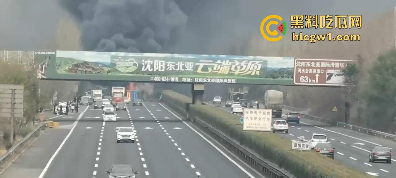 辽宁沈阳苏家屯高速突发大巴车祸！疑似载满辽宁师范大学学生，现场一片狼藉！-1