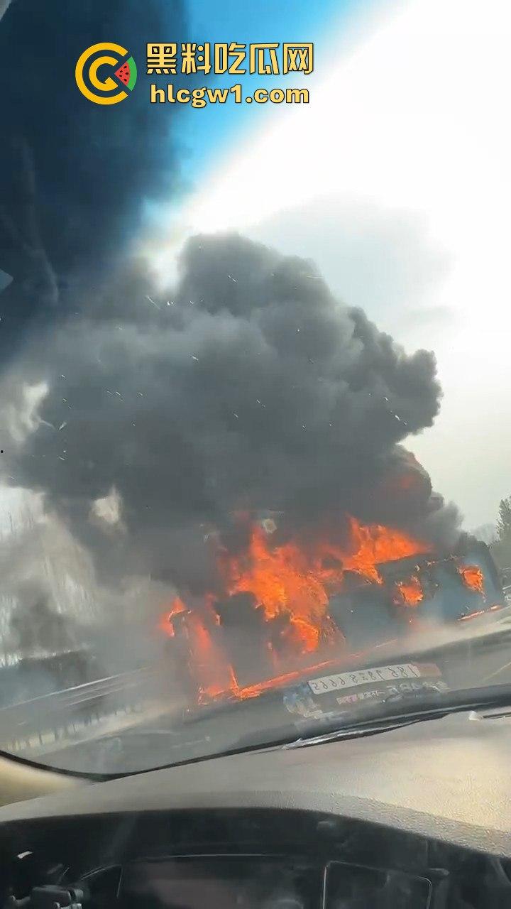 辽宁沈阳苏家屯高速突发大巴车祸！疑似载满辽宁师范大学学生，现场一片狼藉！-2