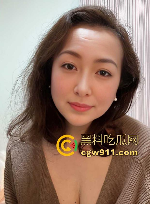 海角乱伦,偶遇老妈和张叔视频自慰,面对性感诱惑我没忍住,边操老妈边让老妈录视频!-2