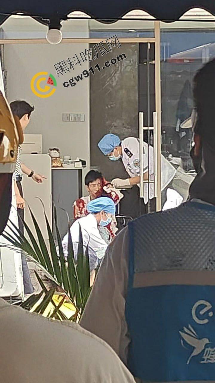 广西柳州街头疯狂砍人事件！男子疯狂持刀追砍，残暴削掉头皮，引爆全城惊恐！-4