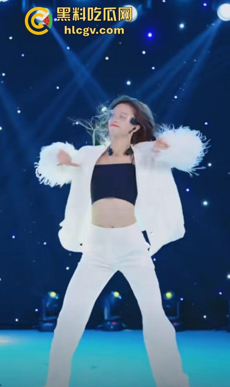 有钱真好!抖音网红博主【蜜桃】为金主定制洗澡自慰视频遭泄露 全裸跳舞真骚啊!-11