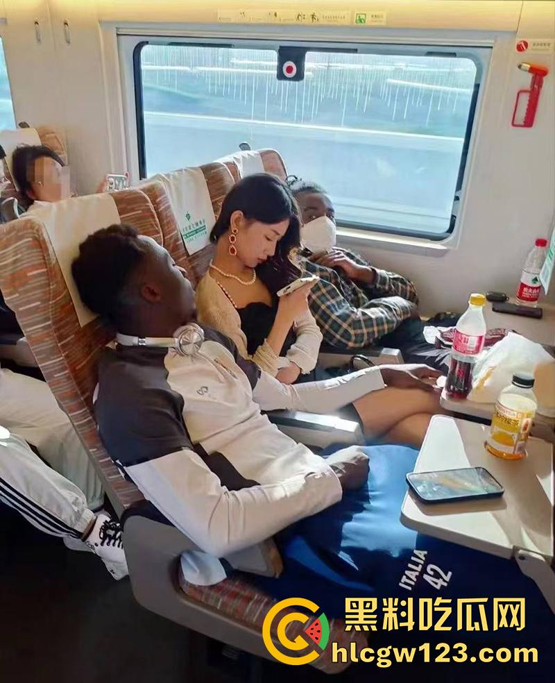 媚黑婊骚逼嫁大屌黑人,不收彩礼随便玩,一步到胃疯狂撞击,据说和黑人回到老家,还被多人轮奸呢!-4