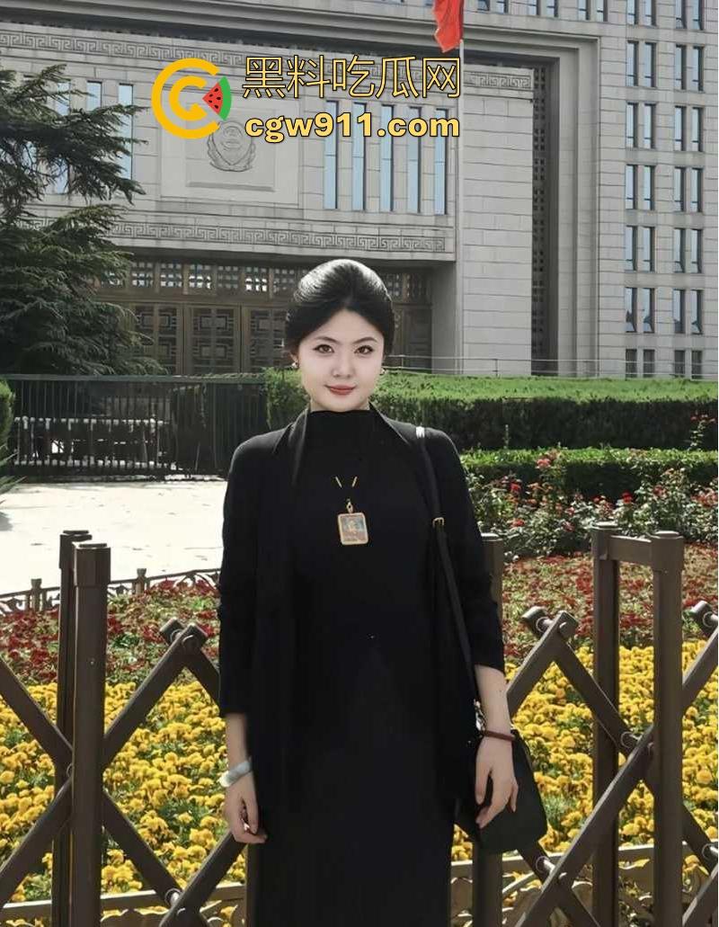 武汉科技大学【李仕晴】不雅视频流出,剃光阴毛穿开档黑丝被狂操,边揉阴蒂边挨干,那奶子真大啊!-1