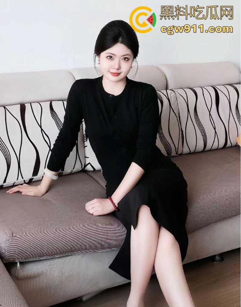 武汉科技大学【李仕晴】不雅视频流出,剃光阴毛穿开档黑丝被狂操,边揉阴蒂边挨干,那奶子真大啊!-2