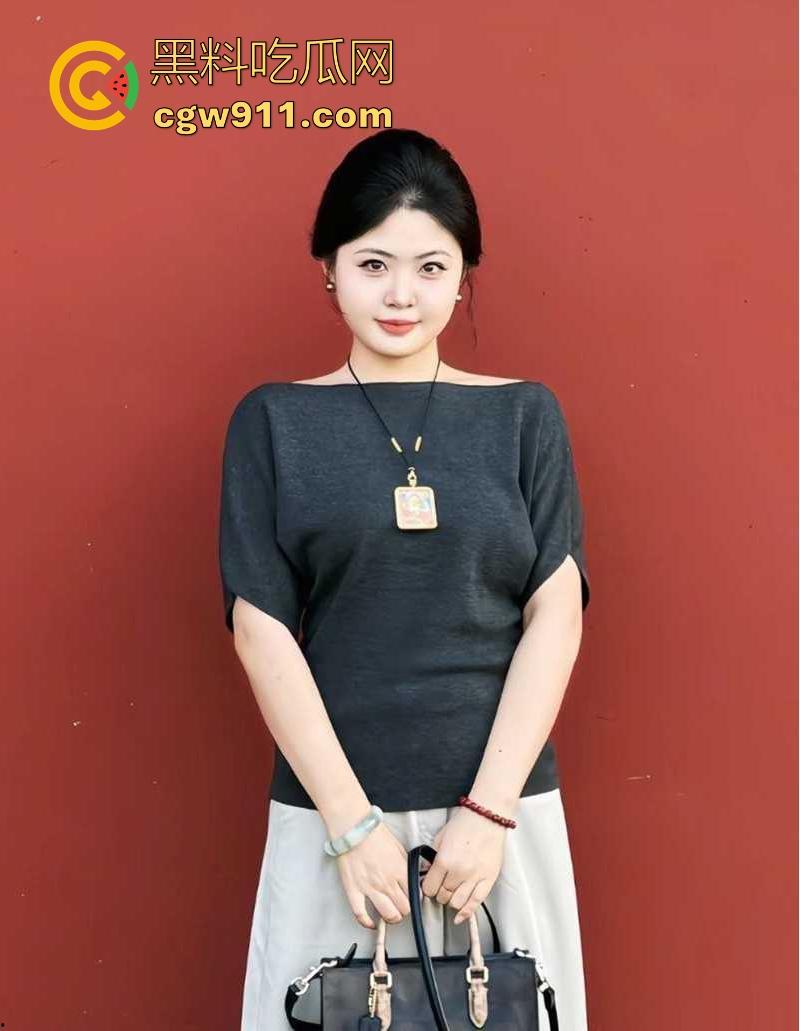 武汉科技大学【李仕晴】不雅视频流出,剃光阴毛穿开档黑丝被狂操,边揉阴蒂边挨干,那奶子真大啊!-3