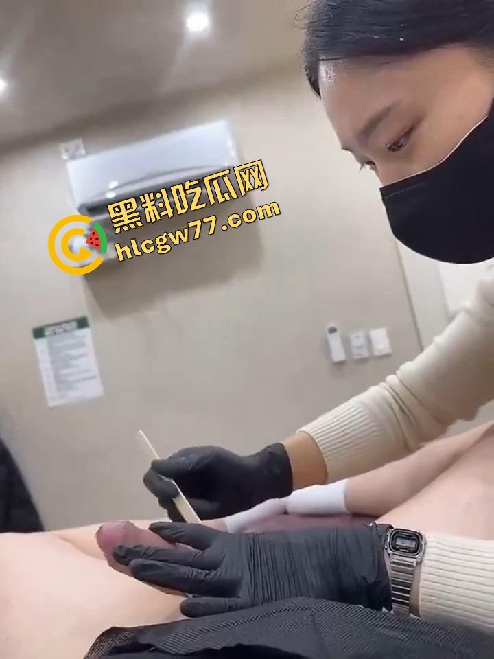 小伙跑去韩国美容院找美女脱鸡巴毛，刚碰就硬，前列腺液直接射手上，真出国放飞！-10
