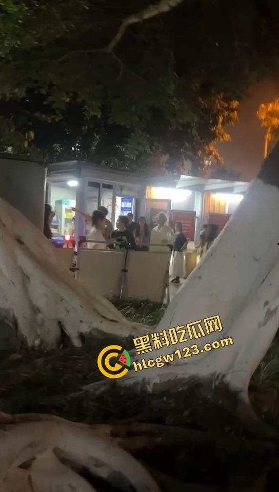 舔狗现世报,重庆小伙女友宿舍楼下偶遇女友出轨惨被当面打脸,感情不是你冲上去就能抢回来的!-2