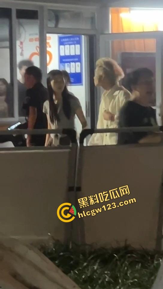 舔狗现世报,重庆小伙女友宿舍楼下偶遇女友出轨惨被当面打脸,感情不是你冲上去就能抢回来的!-3