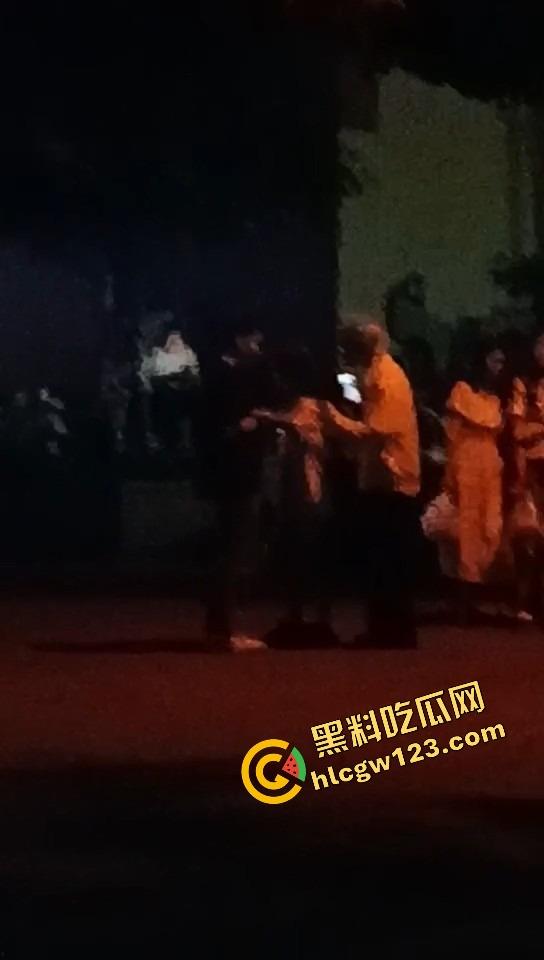 舔狗现世报,重庆小伙女友宿舍楼下偶遇女友出轨惨被当面打脸,感情不是你冲上去就能抢回来的!-11