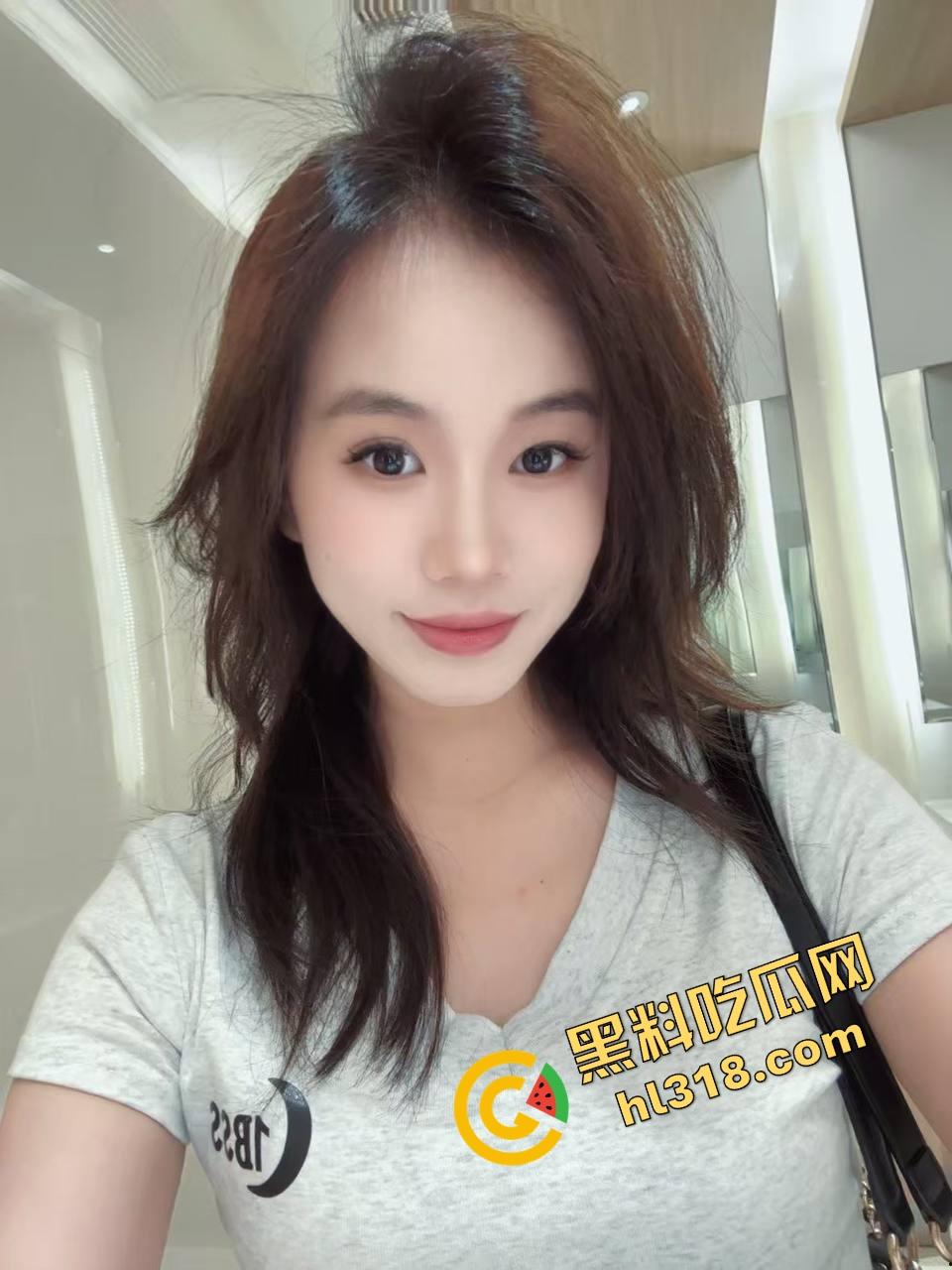 上海心悦传媒老板中午带秘书『张婧』开房,落地窗前女秘书当舔狗跪地含屌,每一口都说是对老板的忠诚!-1