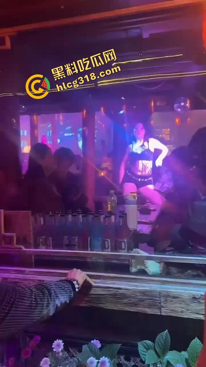 丽江夜店大爷站原地看骚舞看傻，大妈扯断胳膊都拉不走，大爷喊别拽，我马上射了！-1