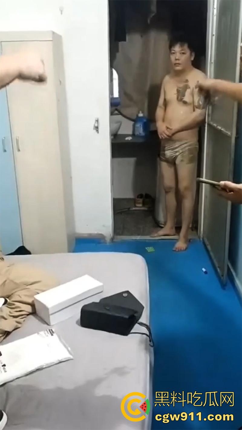 捉奸现场老公崩溃了,情夫手法绝对一流,床单都玩湿了,气得大哥飞起一脚,原来老婆竟是个骚逼啊!-1