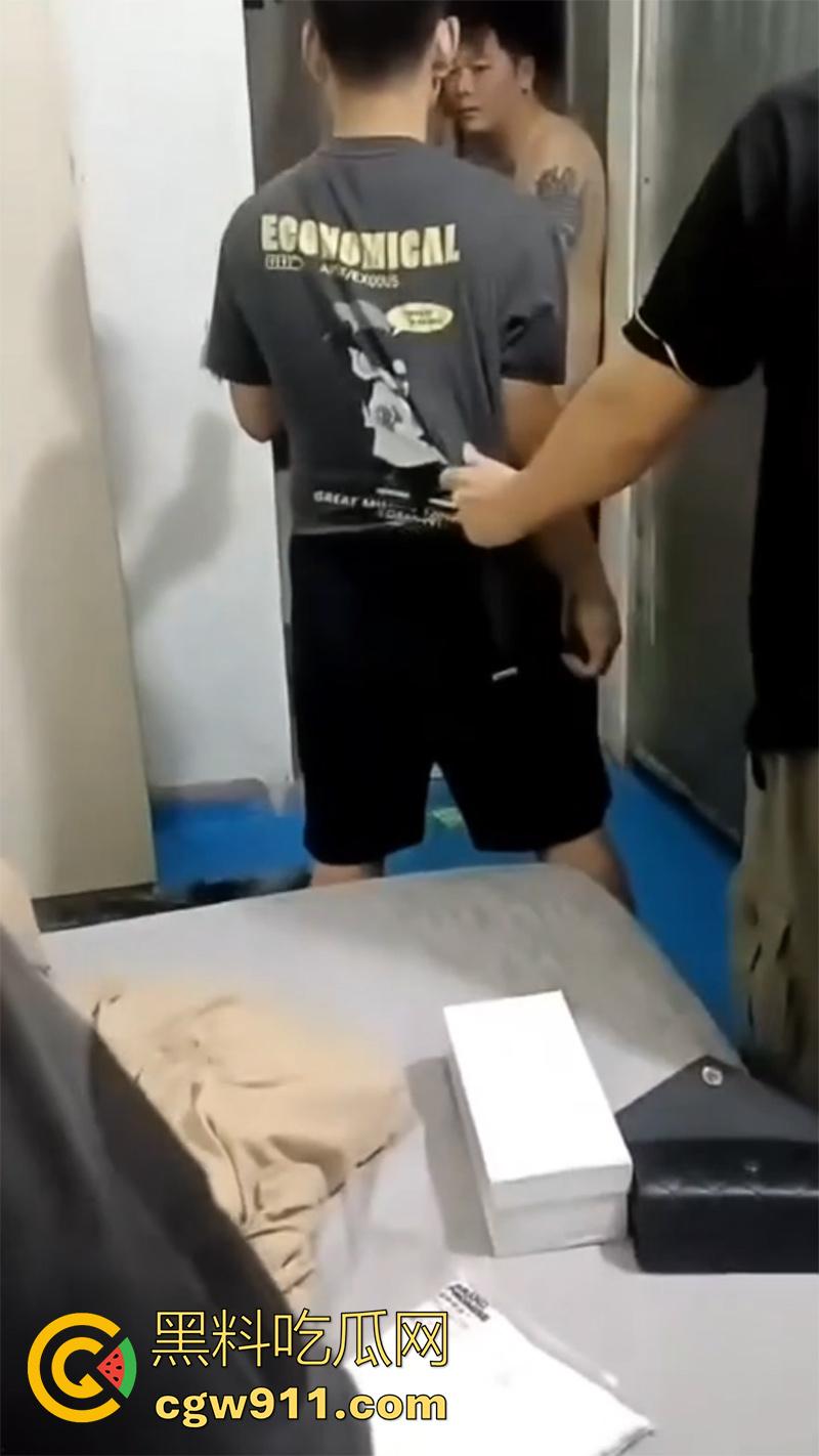 捉奸现场老公崩溃了,情夫手法绝对一流,床单都玩湿了,气得大哥飞起一脚,原来老婆竟是个骚逼啊!-2