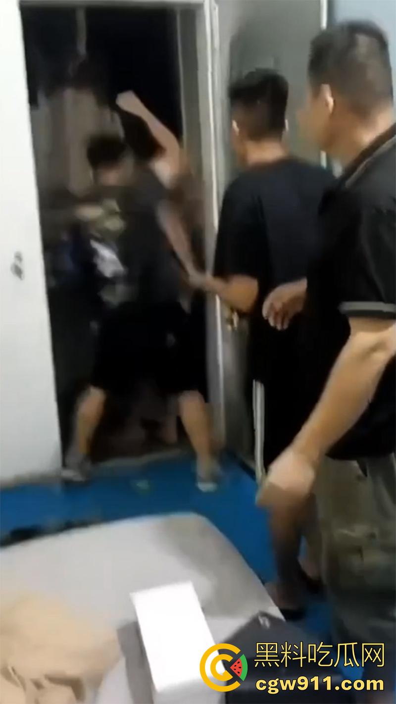 捉奸现场老公崩溃了,情夫手法绝对一流,床单都玩湿了,气得大哥飞起一脚,原来老婆竟是个骚逼啊!-3