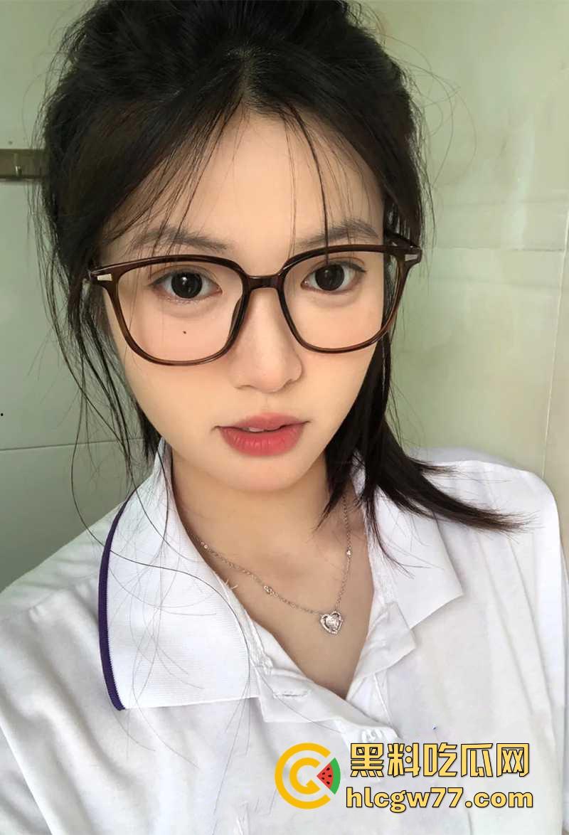 陕西榆林横山中学00后学生妹【林子苒】掰穴露奶 反差露脸情色小视频流出！-4