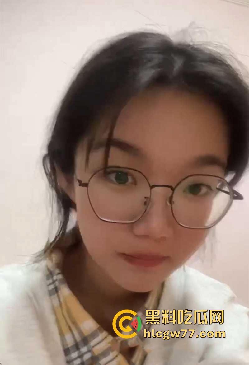 陕西榆林横山中学00后学生妹【林子苒】掰穴露奶 反差露脸情色小视频流出！-5