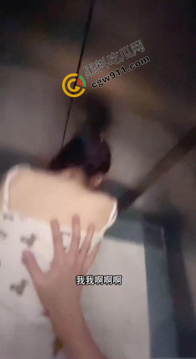 海角大神与妹妹乱伦新作:电梯里妹妹小吊带瑟睡衣诱人至极,使劲揉搓后入猛插,浪叫不停!-9