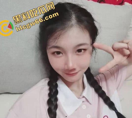 湛江遂溪高中艺术楼惊现野战现场，高三骚妹光腚骑在身上操，门缝偷拍啪啪实录传疯全校！-1