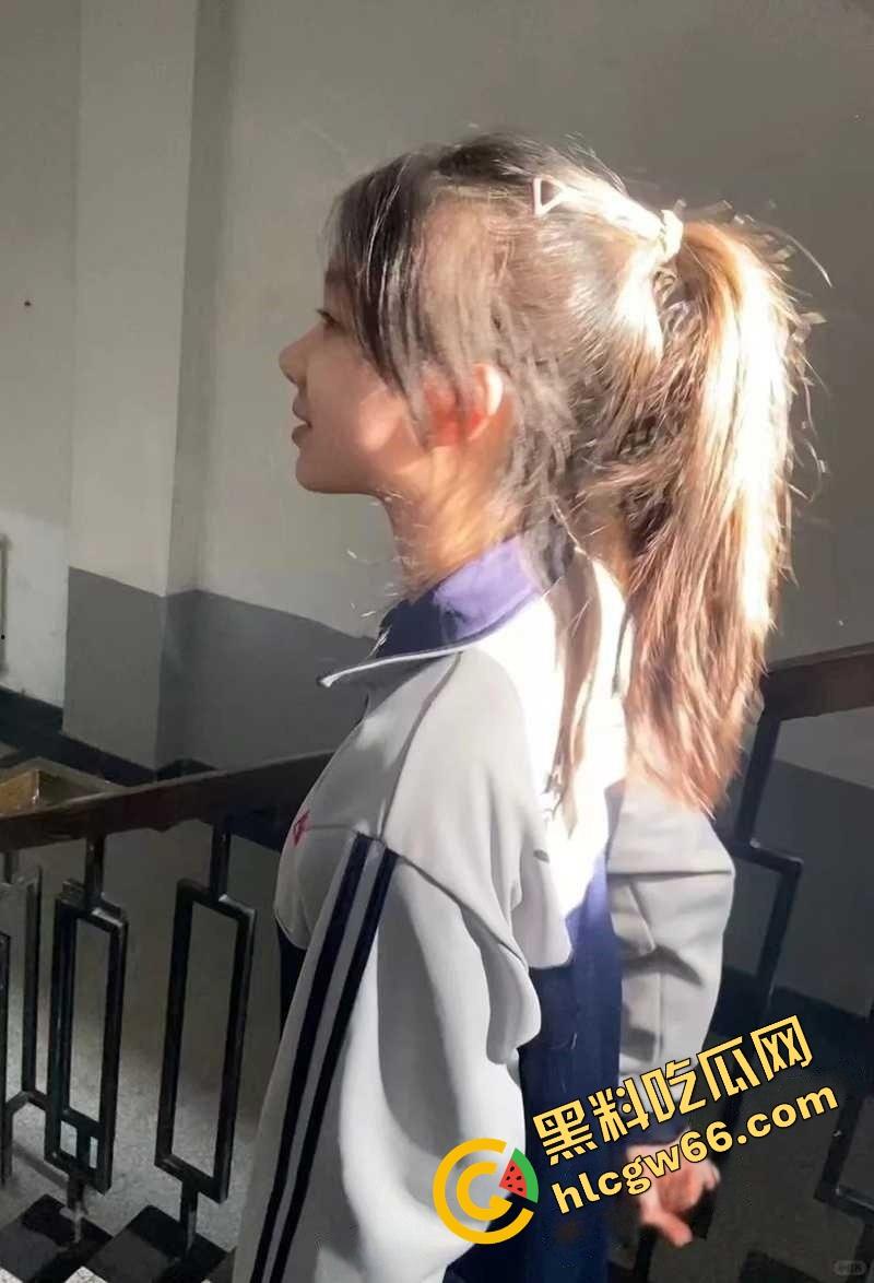 湛江遂溪高中艺术楼惊现野战现场，高三骚妹光腚骑在身上操，门缝偷拍啪啪实录传疯全校！-2