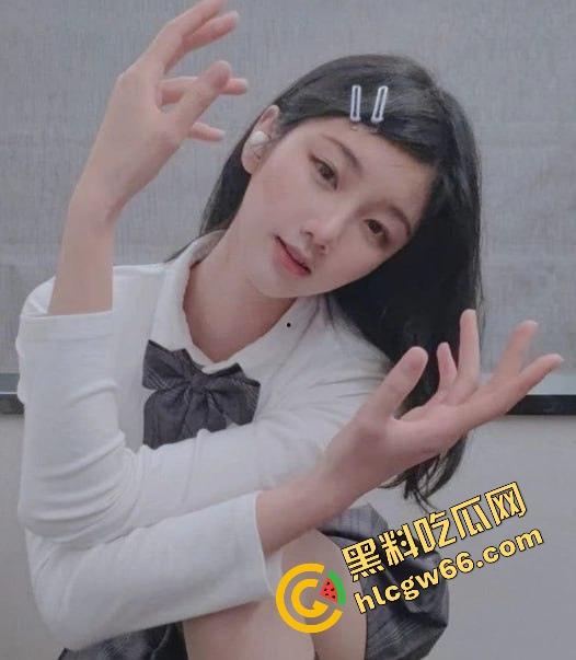 湛江遂溪高中艺术楼惊现野战现场，高三骚妹光腚骑在身上操，门缝偷拍啪啪实录传疯全校！-5