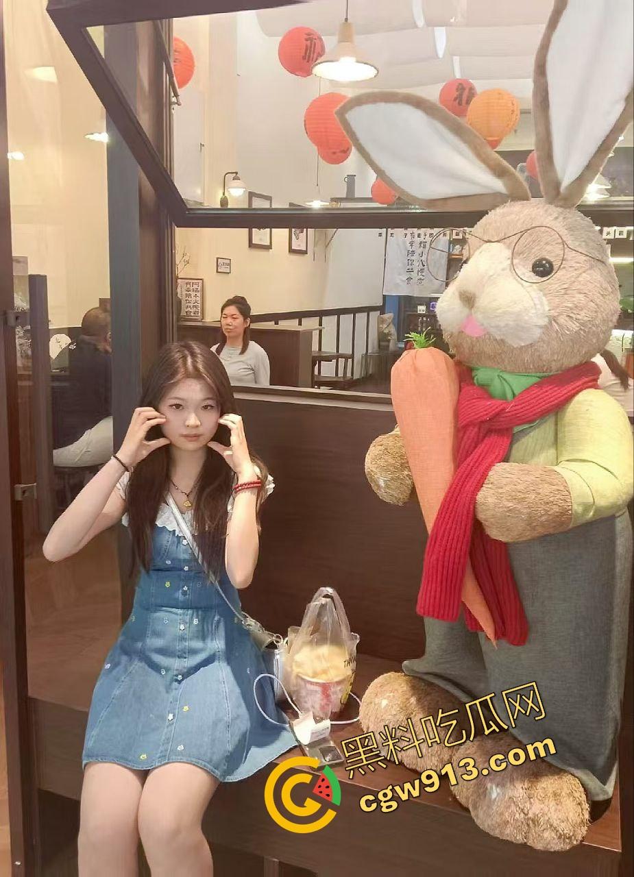 湖南师大校花级大四女生【李梦瑶】吻起来小心翼翼，床上却变身鸡巴爱好者，口活堪称神技！-4