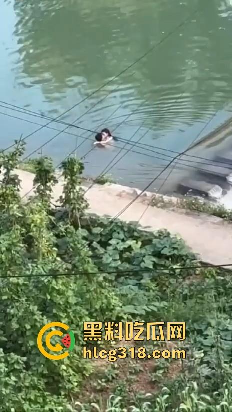 大胆情侣河边做爱，精虫上脑直接开干，激情四射无视众人，这样搞下去真不怕得阴道炎呀！-6