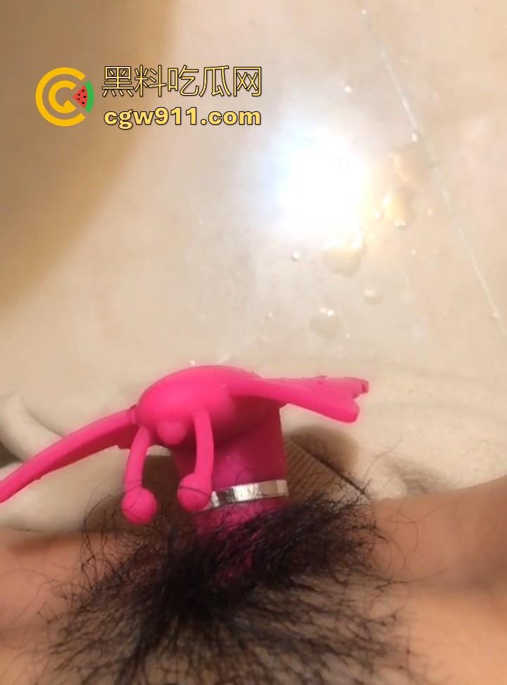 潮汕极品人妻【李雅晴】网聊约炮,勾引炮友裸聊自慰,纤手揉奶乳交假屌,道具狂插骚穴淫水喷溅,骚的一批!-9