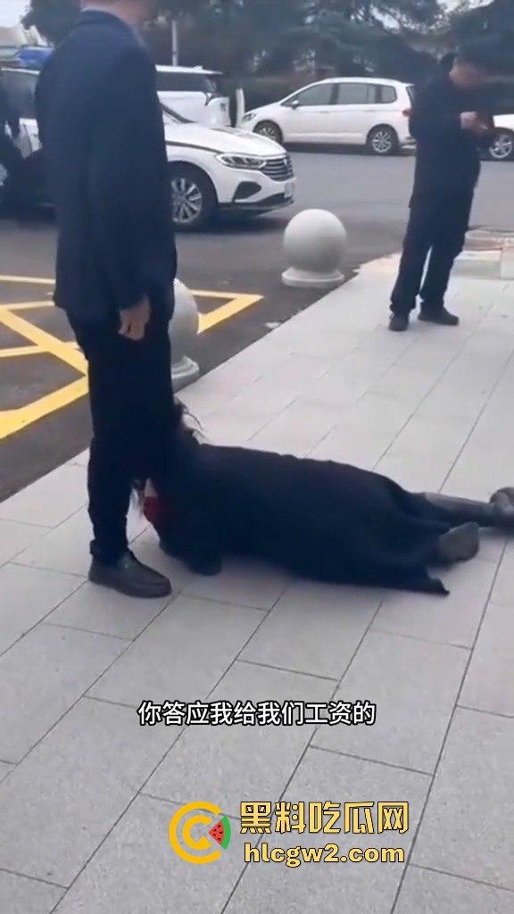 江苏女子匍匐跪地讨18万工钱！抱住腿痛哭求怜悯，欠薪公司无动于衷近20天仍赖账！-10