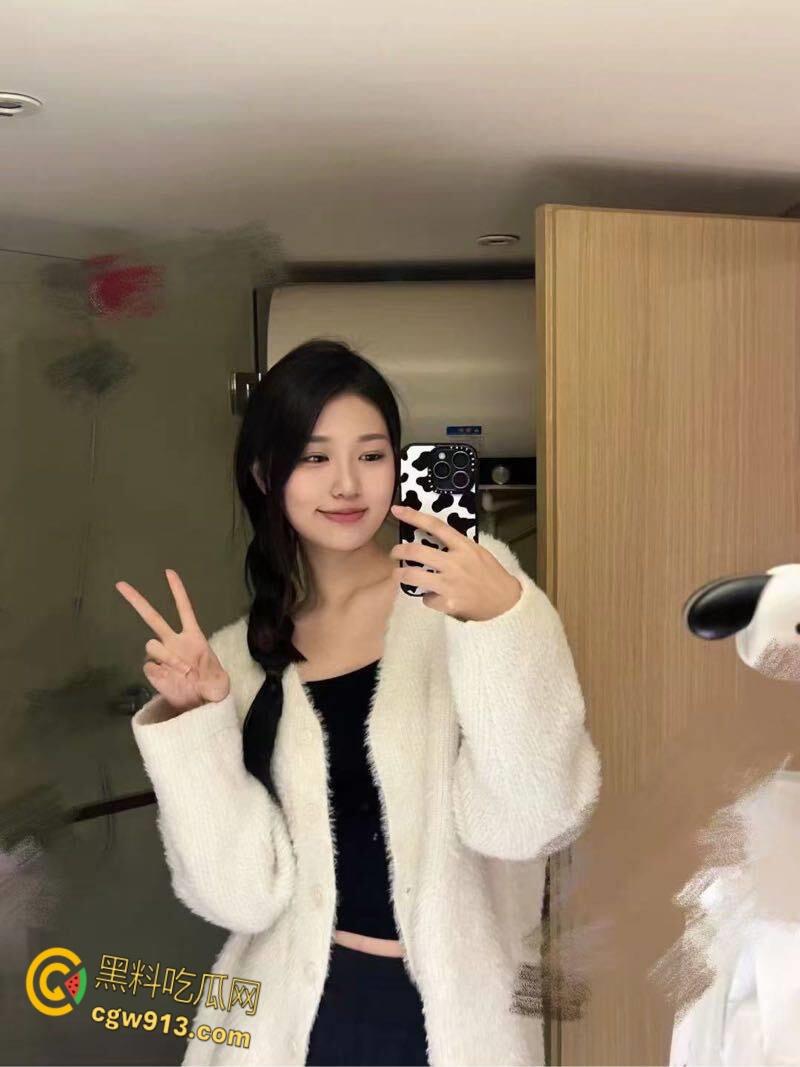 公园小树林散步，大胆妹妹主动跪地口交，送上门的逼谁能拒绝，无套后入反差小母狗，淫叫不止 ！-3