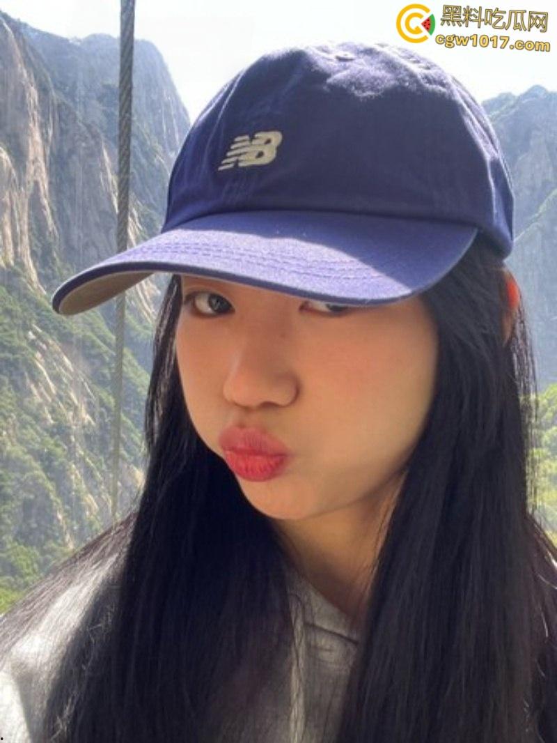 西安外国语大学【沈莉莉】，反差眼镜妹被男友调教日常，可爱女仆害羞捂脸，口爆颜射后还比耶自拍 ！-2