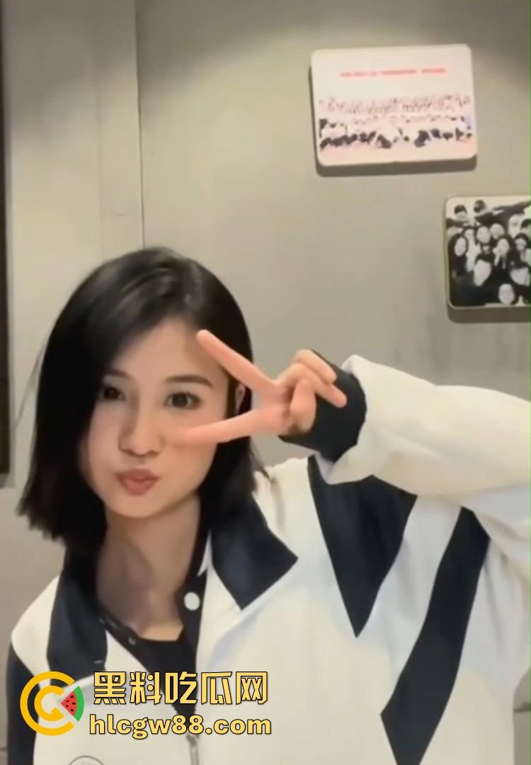 课堂上是学霸，床上是母狗！湖南短发大学生【郭奕函】被约炮大神玩坏任人爆操，被干到高潮连连！-8