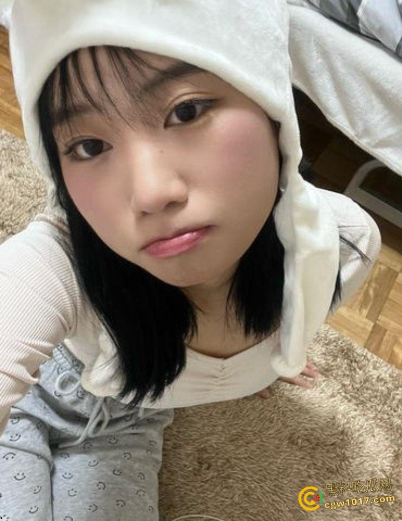 西安外国语大学【沈莉莉】，反差眼镜妹被男友调教日常，可爱女仆害羞捂脸，口爆颜射后还比耶自拍 ！-3