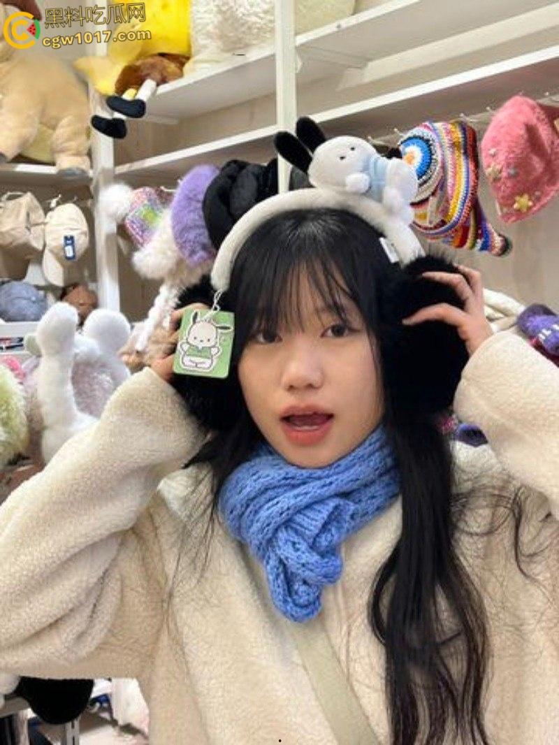 西安外国语大学【沈莉莉】，反差眼镜妹被男友调教日常，可爱女仆害羞捂脸，口爆颜射后还比耶自拍 ！-4