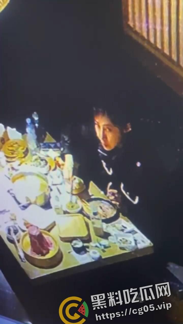 逼毛仙人！山东潍坊饭店内女子拔逼毛敲诈店家 被店家把监控发到网上  直接社死了-6