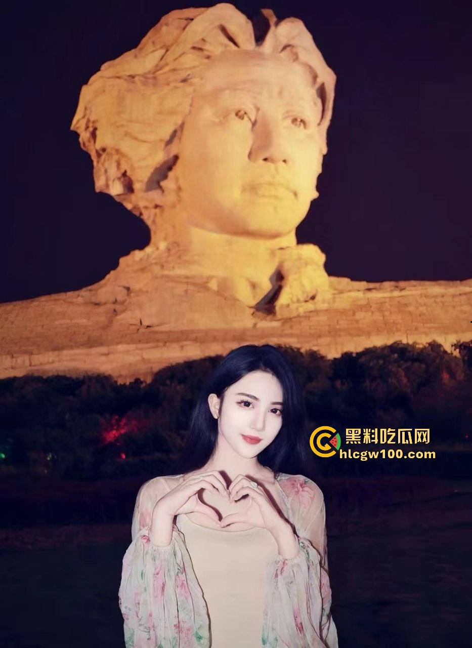 邻里偷情实录，麻将桌上勾搭的骚少妇，老公一出门就开干，69互口倒挂金钩，高潮夹得老王原地喷射！-1