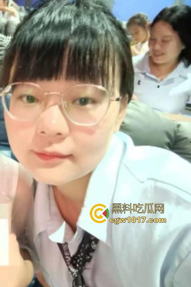 公务员眼镜人妻【谭胜男】，在家和老公研究新姿势，射精全吞一滴不剩每次都换丝袜玩，眼镜女就是这么反差！-5