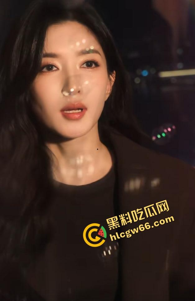 这哥们吃得太好了吧？找了个长得跟江疏影撞脸的美少妇，现场抹油撸管伺候，40来岁还能这么骚！-6