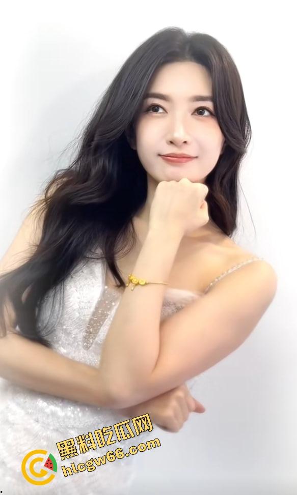 这哥们吃得太好了吧？找了个长得跟江疏影撞脸的美少妇，现场抹油撸管伺候，40来岁还能这么骚！-11