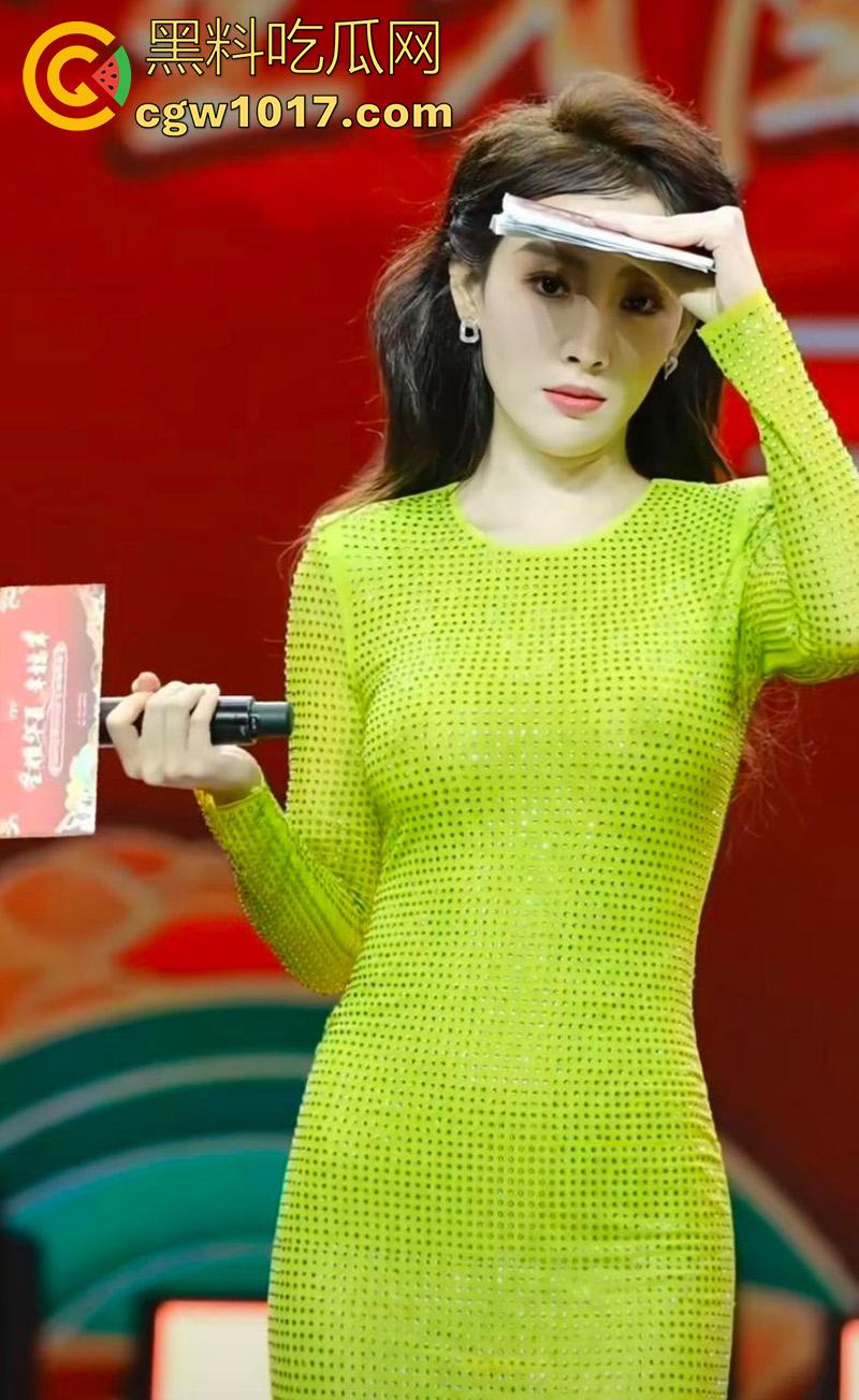 央视主持人【马卉】露奶事件，身材高挑纤细，两条大长腿修长诱人，竟想靠着露点火，直播间卖骚故意漏奶视频流出！-7