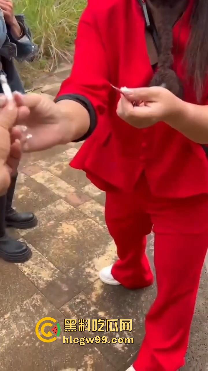 有见过鞭炮炸奶的吗?广西表妹为流量不惜亲身上演,隔着屏幕都觉得疼,内容炸烈!-4