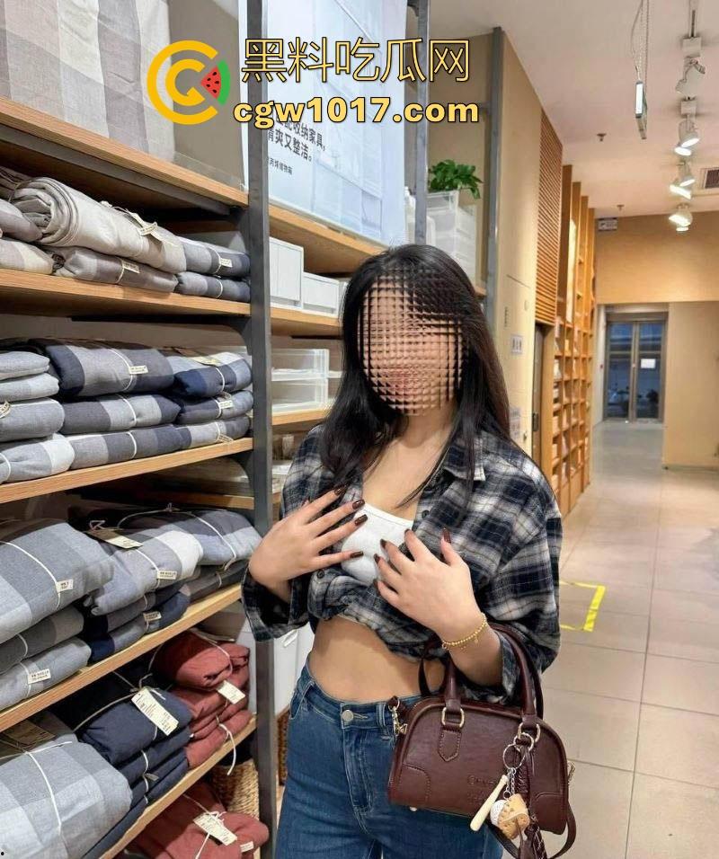 海角乱伦!夜闯堂姐闺房,强脱健身瑜伽裤,肛塞插入堂姐屁眼,让堂姐跪舔鸡巴,无套猛操,操的直叫爸爸!-1