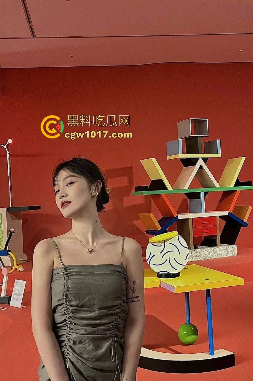 中国美术学院博士【叶露盈】不好好搞学术跑去跪舔院长鸡巴，口交时头发蹭卵蛋，院长爽完甩脸：你以为这样就能毕业？-1