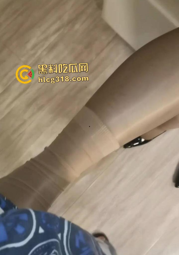 熟女人妻肉丝袜足技和口交，高跟放臀上后入无套狂草，内射高潮也不惧怕怀孕！-1